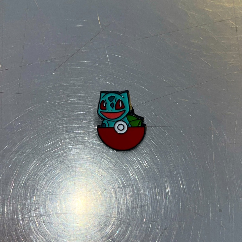 Pokémon Bulbasaur Pokeball Pin